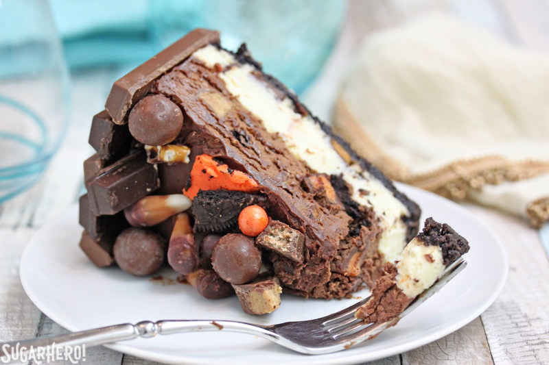 Cheesecake com barra de chocolate: close de uma fatia de cheesecake com uma mordida retirada | From SugarHero.com