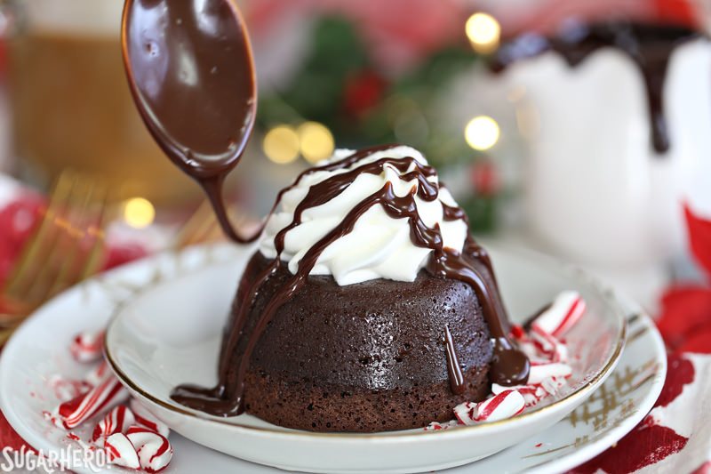 Menta Mocha lava cakes - colher de chá de molho de chocolate em um bolo de lava | From SugarHero.com