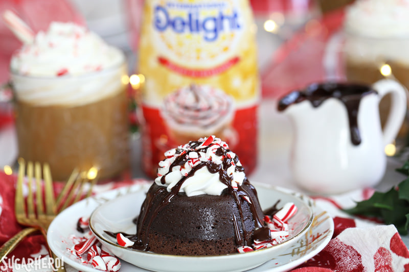 Bolos de lava menta mocha - bolo de lava com creme de café International Delight ao fundo | From SugarHero.com