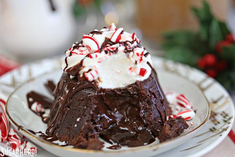 Menta Mocha Lava Cakes - close up de bolo de lava com chocolate escorrendo para fora do centro | From SugarHero.com