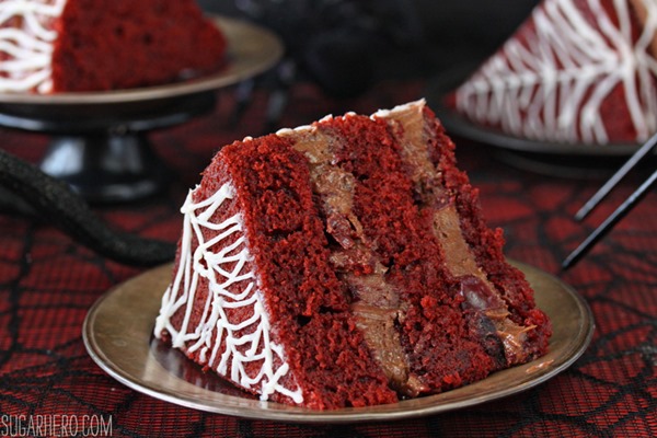 Bolo de veludo vermelho nude de teia de aranha | From SugarHero.com