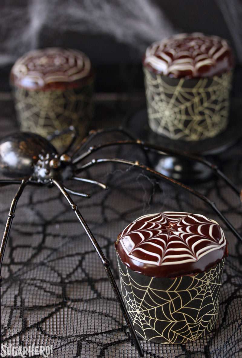 Cupcakes Spiderweb são uma sobremesa bonito e fácil de Halloween! Aprenda a fazer esses cupcakes e as adoráveis aranhas de chocolate no topo. O | From SugarHero.com Cupcakes de teia de aranha e receitas de aranhas de chocolate | From SugarHero.com