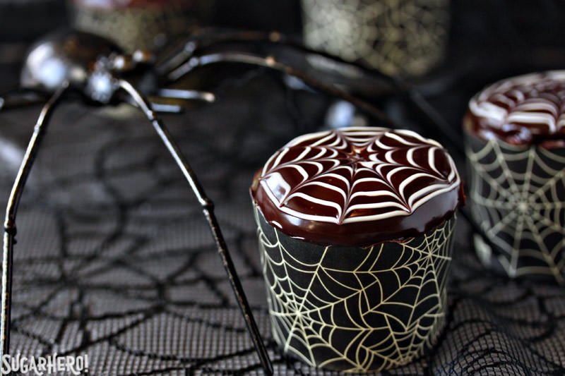 Cupcakes de teia de aranha e receitas de aranhas de chocolate | From SugarHero.com Cupcakes de teia de aranha e receitas de aranhas de chocolate | From SugarHero.com