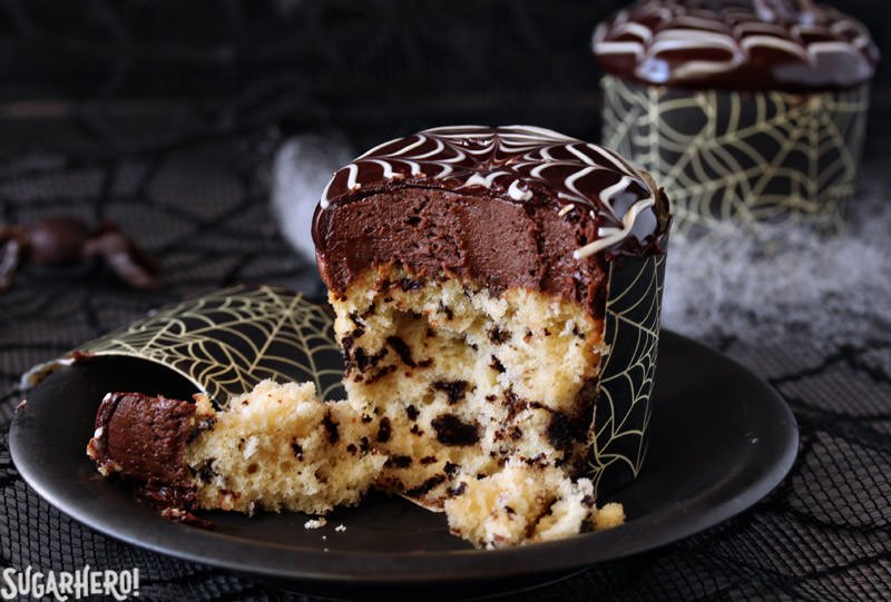 Cupcakes de teia de aranha e receitas de aranhas de chocolate | From SugarHero.com Cupcakes de teia de aranha e receitas de aranhas de chocolate | From SugarHero.com