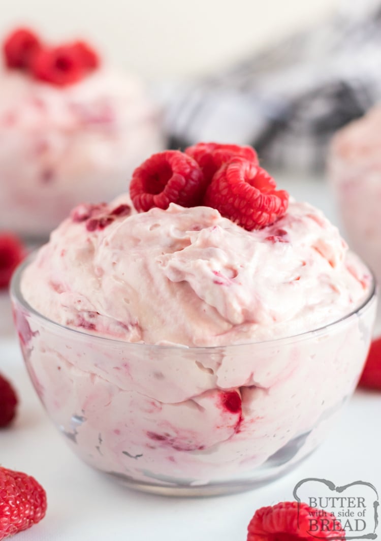 A Salada de Geléia de Baunilha e Framboesa é uma das receitas de gelatina mais fáceis que você já fez e é perfeita como decoração ou sobremesa. Esta receita leva apenas 4 ingredientes e 5 minutos para ser preparada e está pronta para ser servida imediatamente!