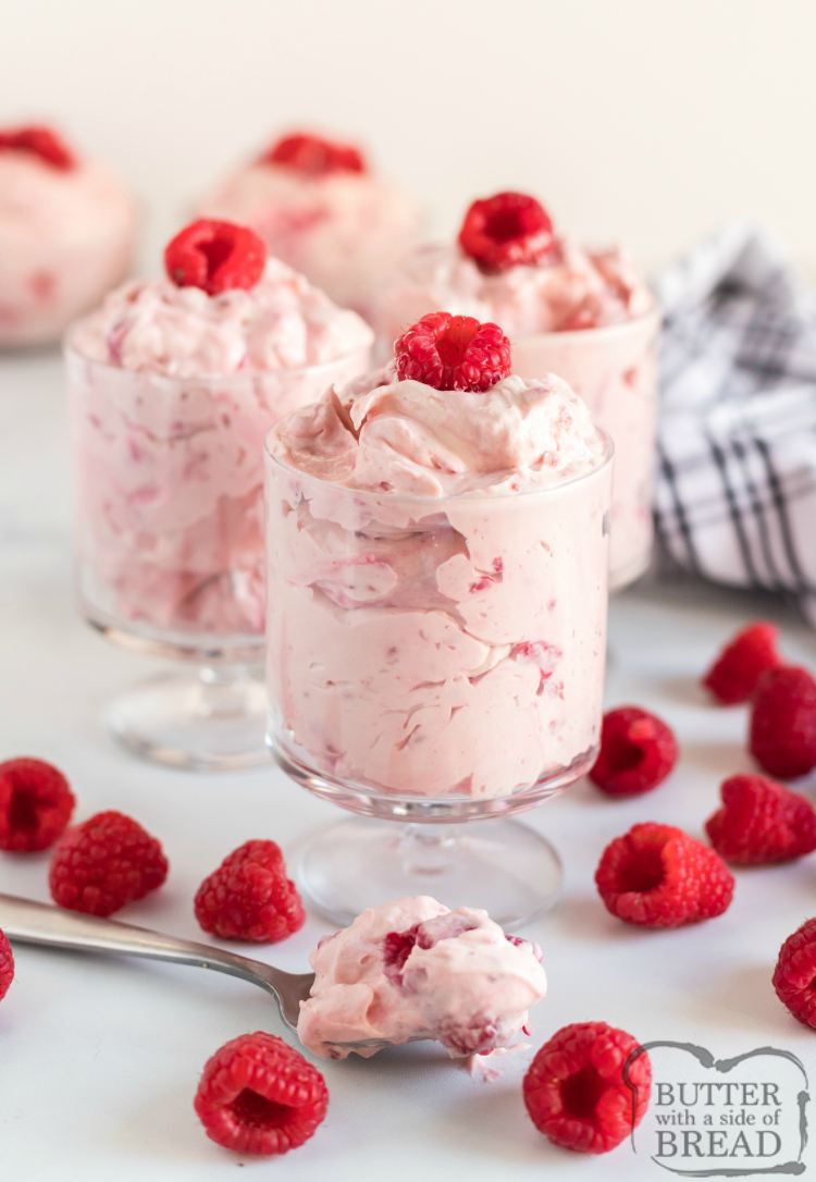 A Salada de Geléia de Baunilha e Framboesa é uma das receitas de gelatina mais fáceis que você já fez e é perfeita como decoração ou sobremesa. Esta receita leva apenas 4 ingredientes e 5 minutos para ser preparada e está pronta para ser servida imediatamente!