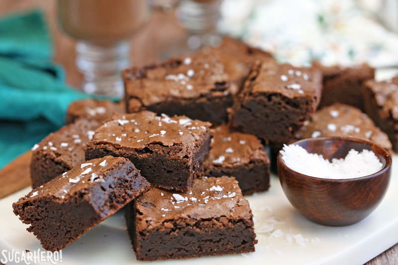 Brownies com Fudge Salgado - Brownies ricos e doces com grandes flocos de sal marinho. O | From SugarHero.com
