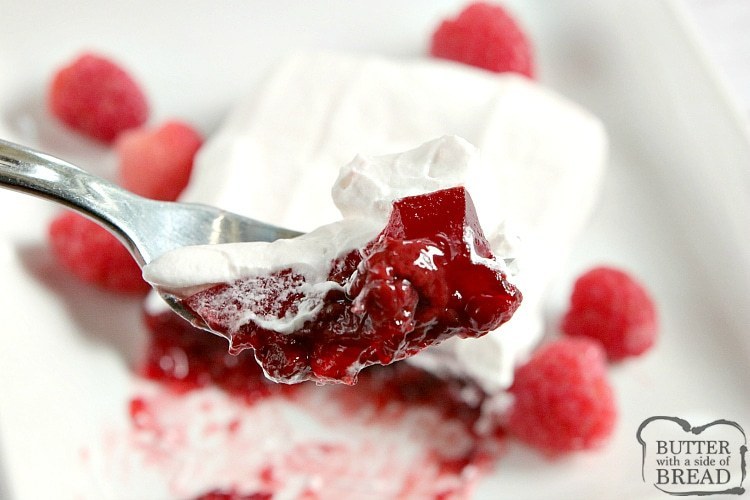 A Salada Fácil de Geléia de Framboesa é feita com recheio e geléia de torta de framboesa e depois coberta com uma camada cremosa de framboesa. Apenas quatro ingredientes para uma receita fácil de gelatina que funciona como enfeite ou sobremesa!
