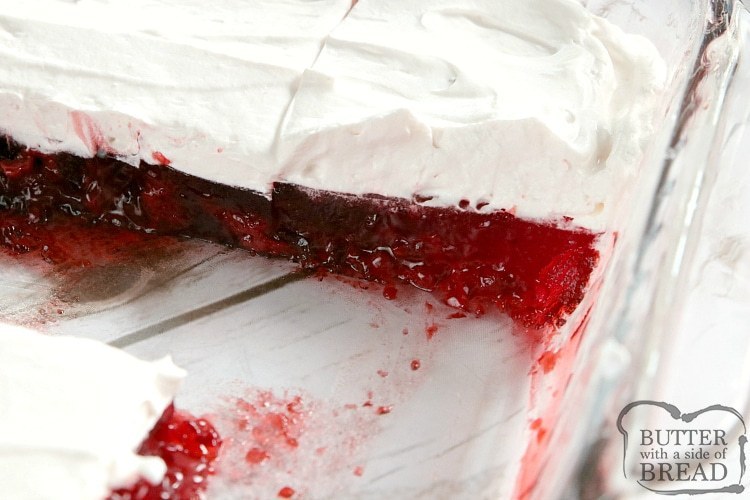 Salada de geléia de framboesa com cobertura cremosa de framboesa batida
