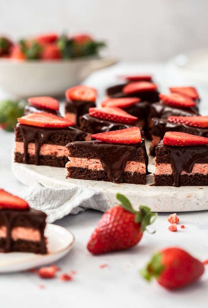 Un grupo de pastelitos de chocolate en una bandeja de mármol