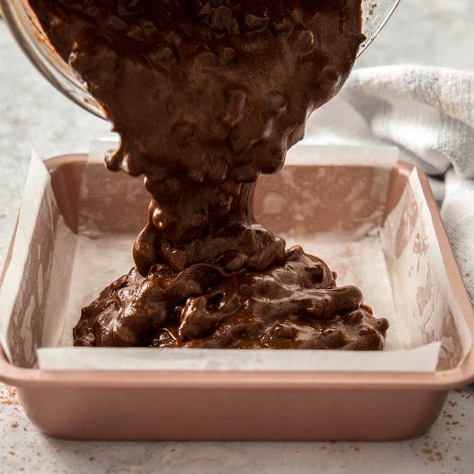 Massa de Brownie é derramada em uma assadeira forrada
