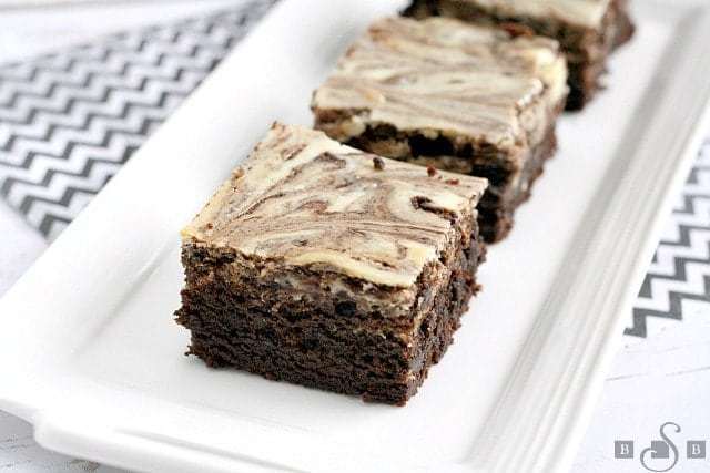 Esses biscoitos e brownies cremosos são a combinação perfeita de cream cheese, brownies e biscoitos Oreo! Aviso: você pode querer comer a panela inteira sozinho!