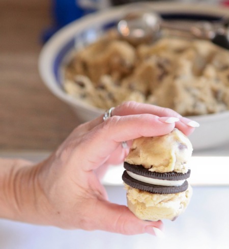 making the oreo sandwich