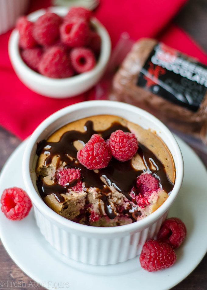 Cheesecakes de framboesa com chocolate (para 2): cheesecakes simples e sem glúten, feitos com queijo de chocolate e framboesas frescas.