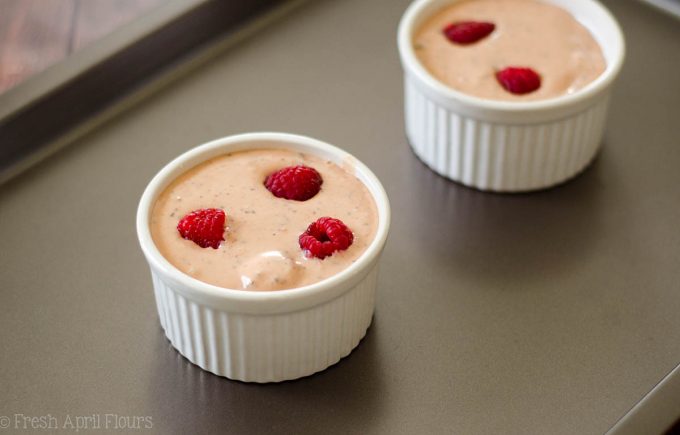 Cheesecakes de framboesa com chocolate (para 2): cheesecakes simples e sem glúten, feitos com queijo de chocolate e framboesas frescas.