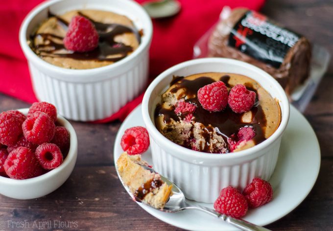 Cheesecakes de framboesa com chocolate (para 2): cheesecakes simples e sem glúten, feitos com queijo de chocolate e framboesas frescas.
