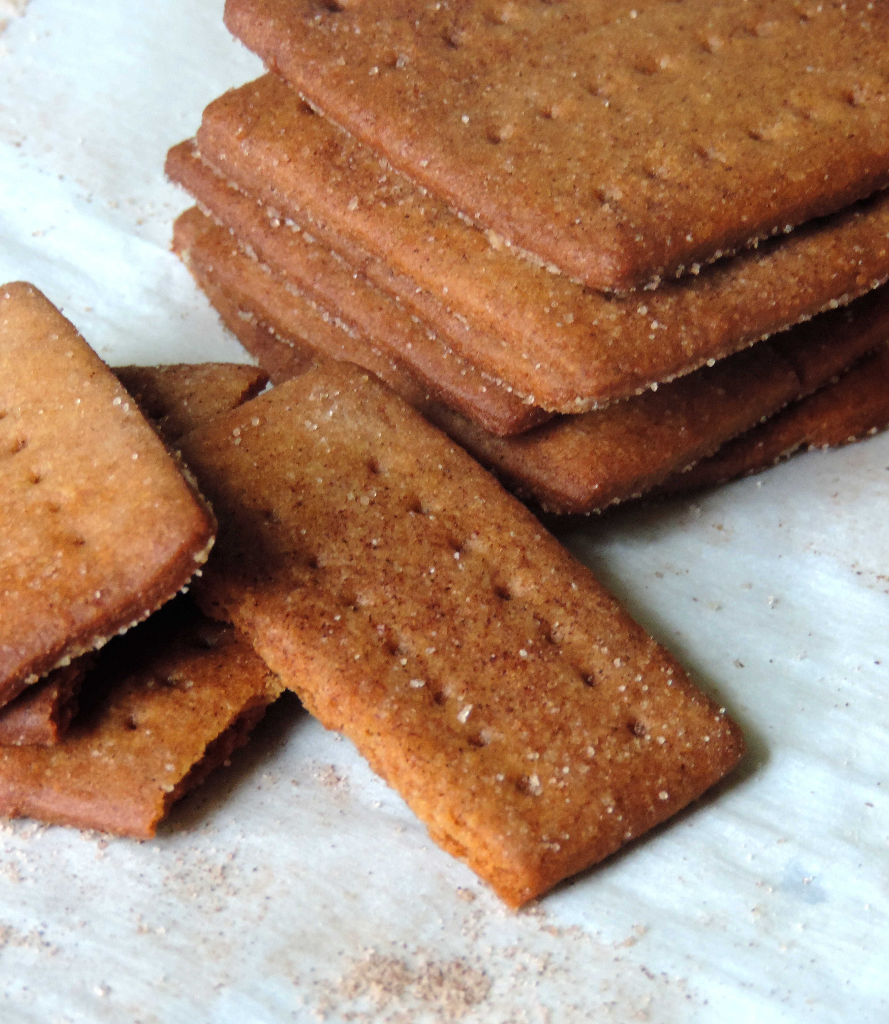 Biscoitos caseiros de canela Graham: Crocantes, amanteigados e muito mais fáceis do que você pensa. Melhor do que você encontra em uma caixa!