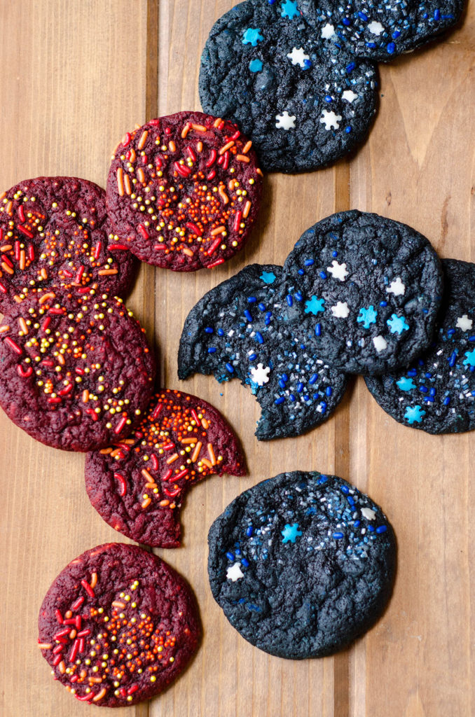 Biscoitos de gelo e fogo (Game of Thrones) - Biscoitos de veludo vermelho e azul fáceis colocados com faíscas de gelo e fogo.