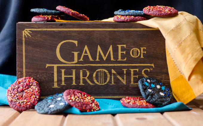 Biscoitos de gelo e fogo (Game of Thrones) - Biscoitos de veludo vermelho e azul fáceis colocados com faíscas de gelo e fogo.