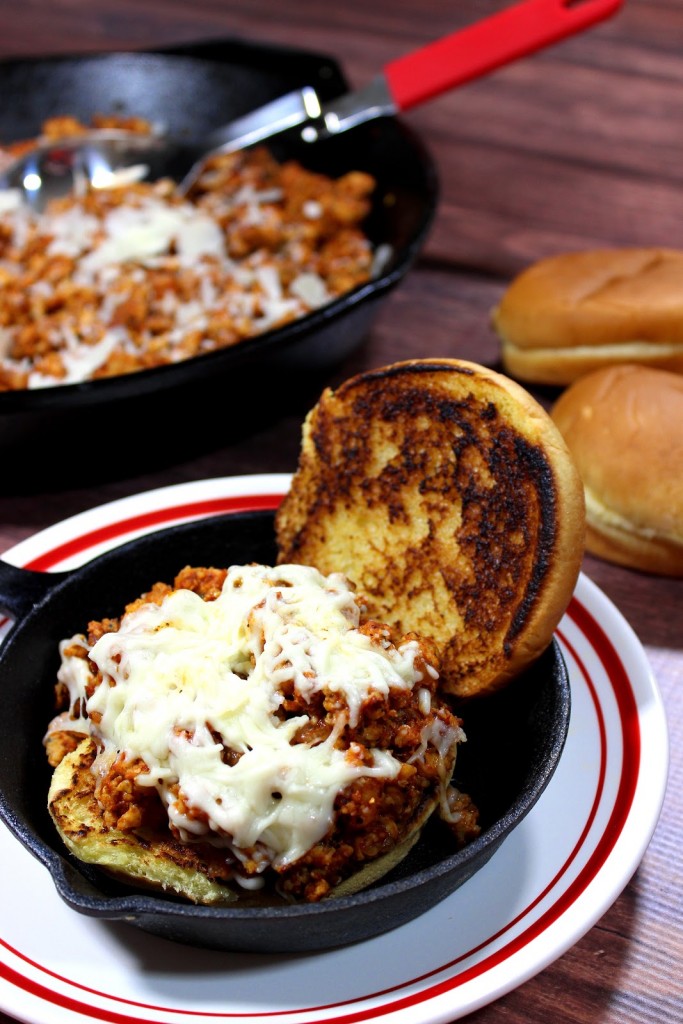 Sloppy Skillet Chicken Parmesan tem todo o sabor que o frango tradicional Parmesão adora, mas sem problemas. E está pronto em uma fração do tempo.
