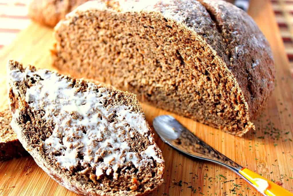 Este pão de cebola com endro e centeio é uma das mais fáceis receitas caseiras de pão de fermento que já fiz. Como os pães são rústicos, não há necessidade de moldá-los. - Renee's Kudos Kitchen Pão de centeio fatiado com cebola e endro