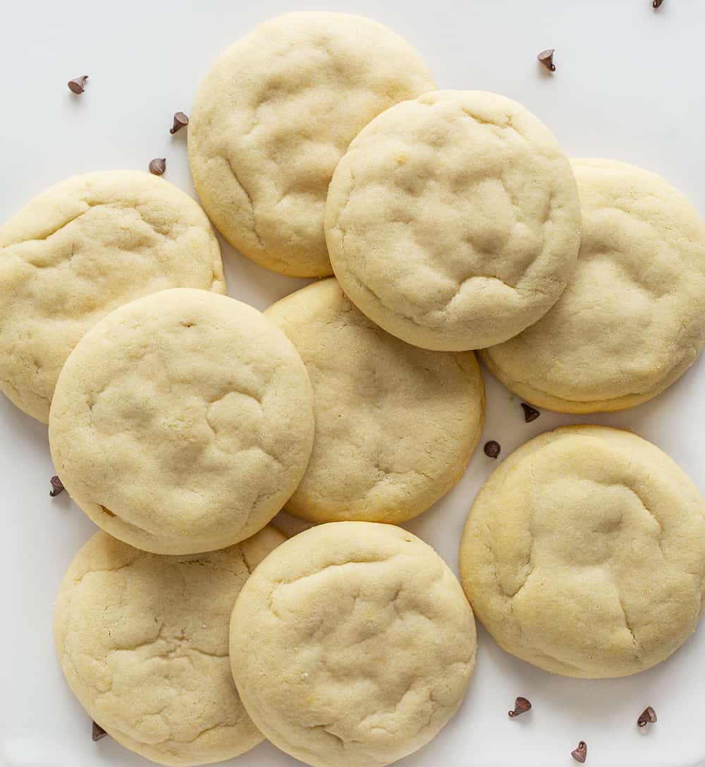 Visão aérea de biscoitos de açúcar com cobertura de cheesecake de chocolate na bandeja branca