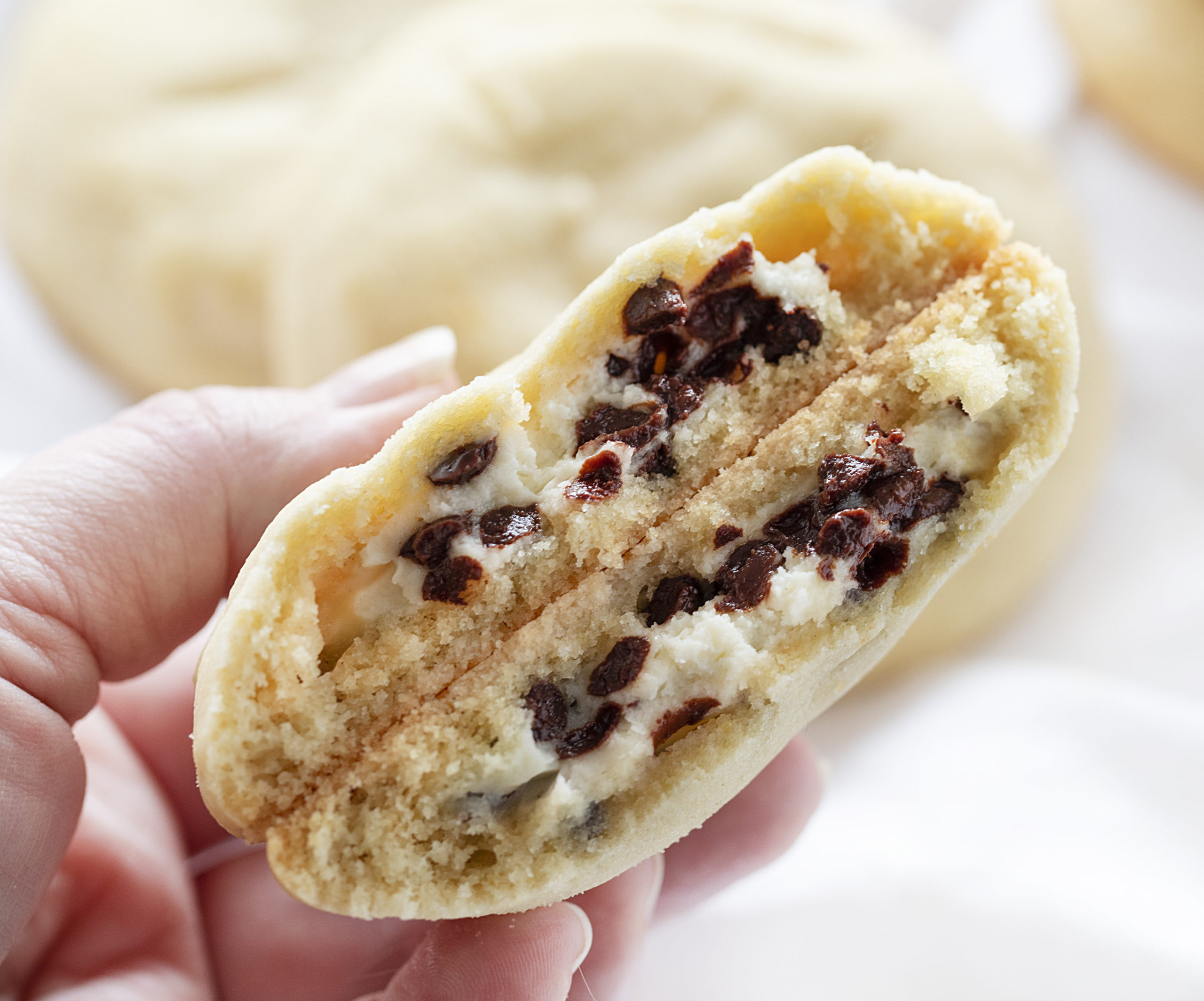Biscoitos de açúcar com recheio de queijo com lascas de chocolate quebradas ao meio