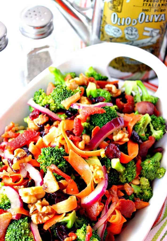 Salada de brócolis saudável com cenoura, nozes, bacon, mirtilos e cebola vermelha. 