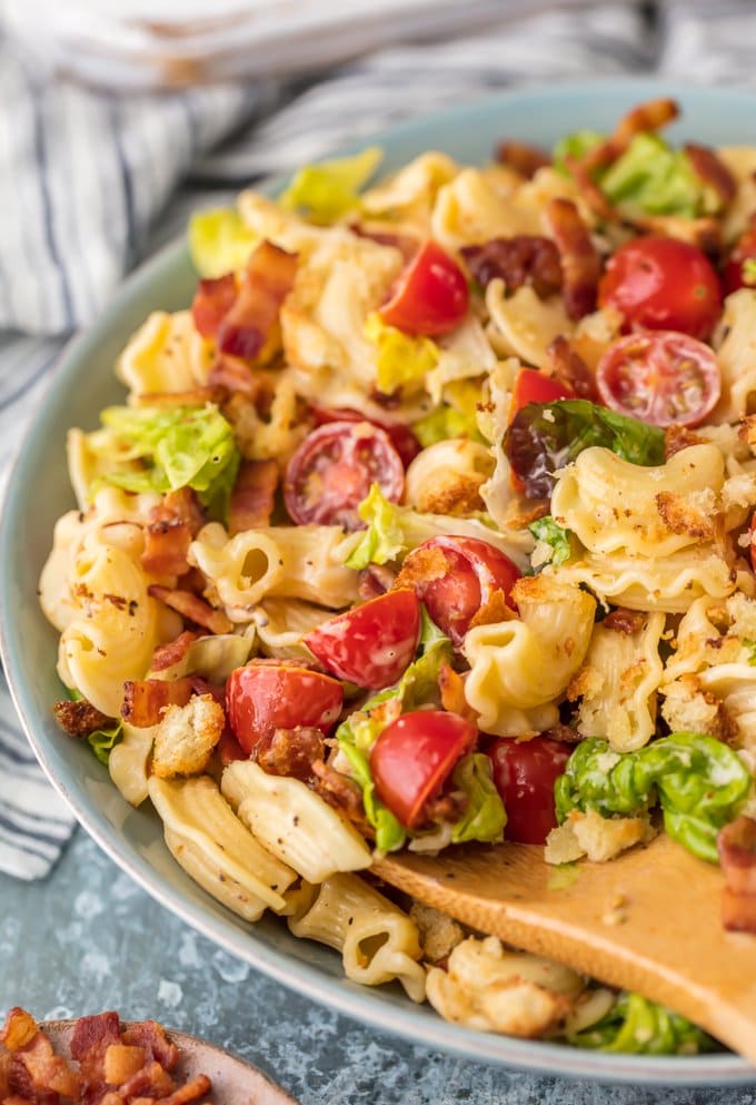 Esta receita de salada de macarrão BLT é carregada com tomates suculentos, bacon crocante, alface fresca e pequenos croutons assados. A salada de macarrão BLT é misturada com um molho de maionese com sabor e é a melhor receita de salada de macarrão de verão. Churrascos, festas e celebrações de férias, como 4 de julho, precisam deste prato incrível.