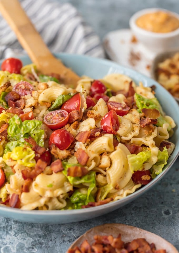 Esta receita de salada de macarrão BLT é carregada com tomates suculentos, bacon crocante, alface fresca e pequenos croutons assados. A salada de macarrão BLT é misturada com um molho de maionese com sabor e é a melhor receita de salada de macarrão de verão. Churrascos, festas e celebrações de férias, como 4 de julho, precisam deste prato incrível.
