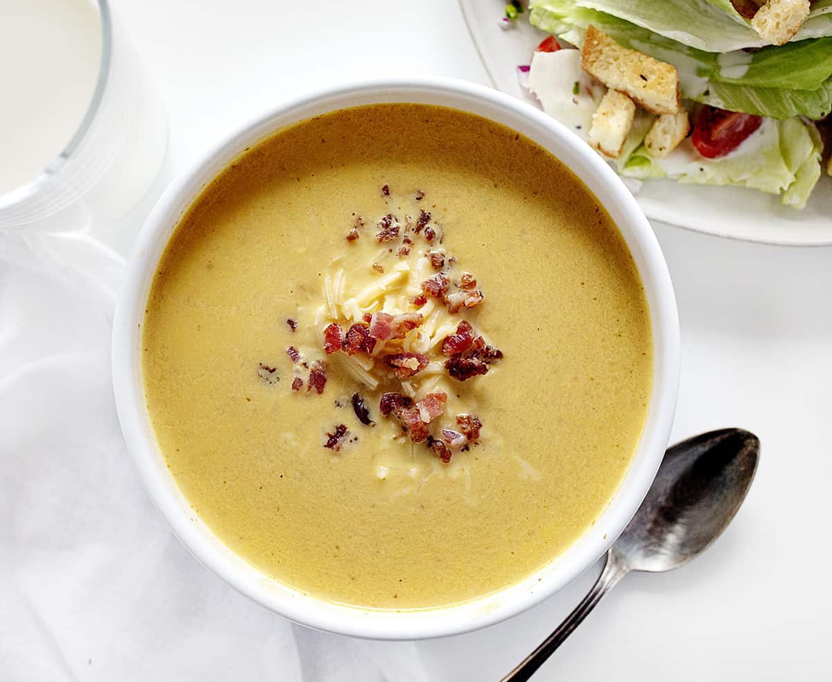 Visão aérea de uma tigela de sopa de abóbora