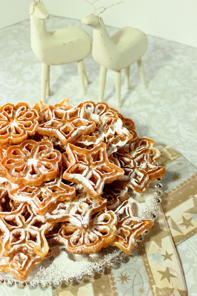 Biscoitos de roseta de floco de neve frito com massa de açúcar em pó - kudoskitchenbyrenee.com