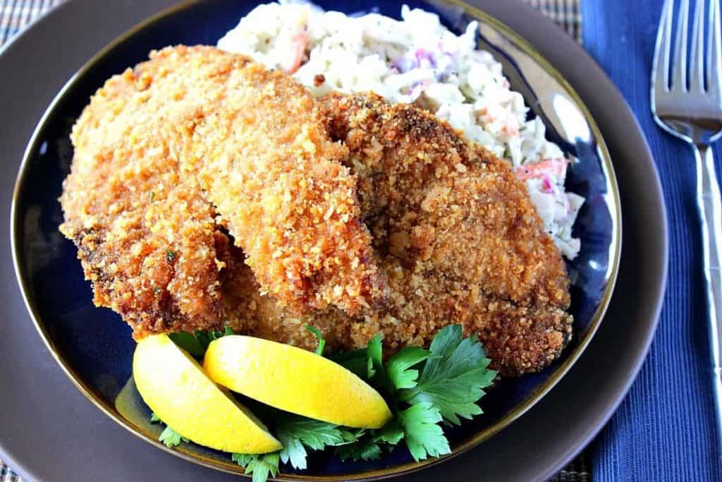 Tilápia frita em um prato com fatias de salsa e limão - kudoskitcenbyrenee.com