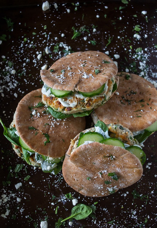 Esses hambúrgueres de frango souvlaki totalmente deliciosos são recheados com ervas frescas e queijo feta. Recheado com pão árabe e servido com molho tzatziki e pepinos crocantes.