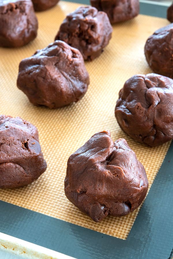 Receita fácil para biscoitos recheados Rolo a partir do zero: caramelo salgado leva essa sobremesa por cima! | Biscoitos de chocolate com caramelo salgado