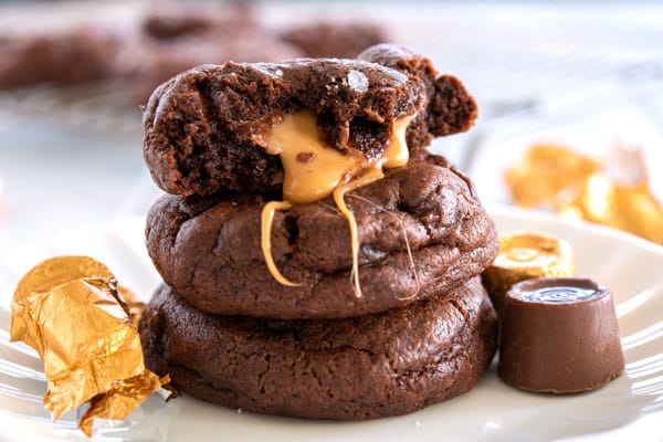 Biscoitos de Chocolate com Caramelo Salgado - Tão macio e em borracha com uma pitada de sal marinho! #christmas #christmascookies #dessert