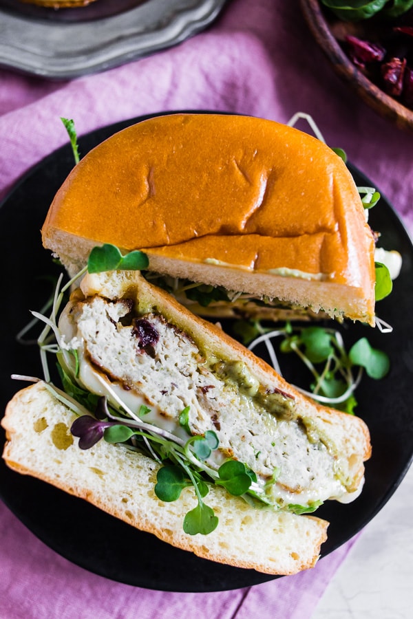 Esses hambúrgueres de frango com pesto de mirtilo estão cheios de sabor e o equilíbrio perfeito entre doce e salgado. Você vai adorar como esses hambúrgueres são fáceis e combinam perfeitamente com todos os seus acompanhamentos de churrasco de verão favoritos. Além disso, eles estão prontos em apenas 30 minutos!