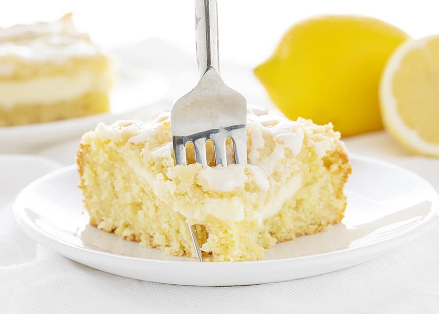 Tenedor tomando un bocado de pastel de café con limón