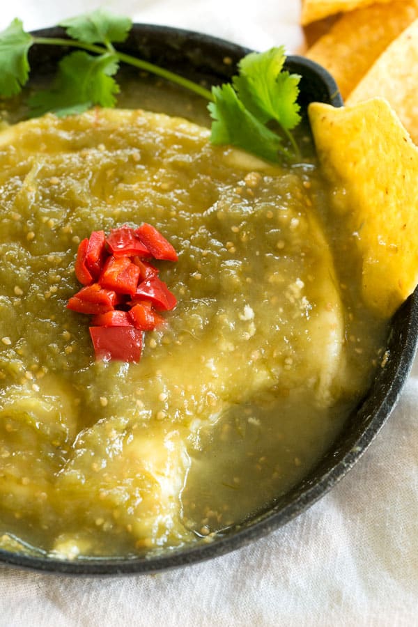 Mergulho De Queijo Fresco Cozido No Molho Verde Verde. Sirva este aperitivo em uma frigideira de ferro fundido com batatas fritas!