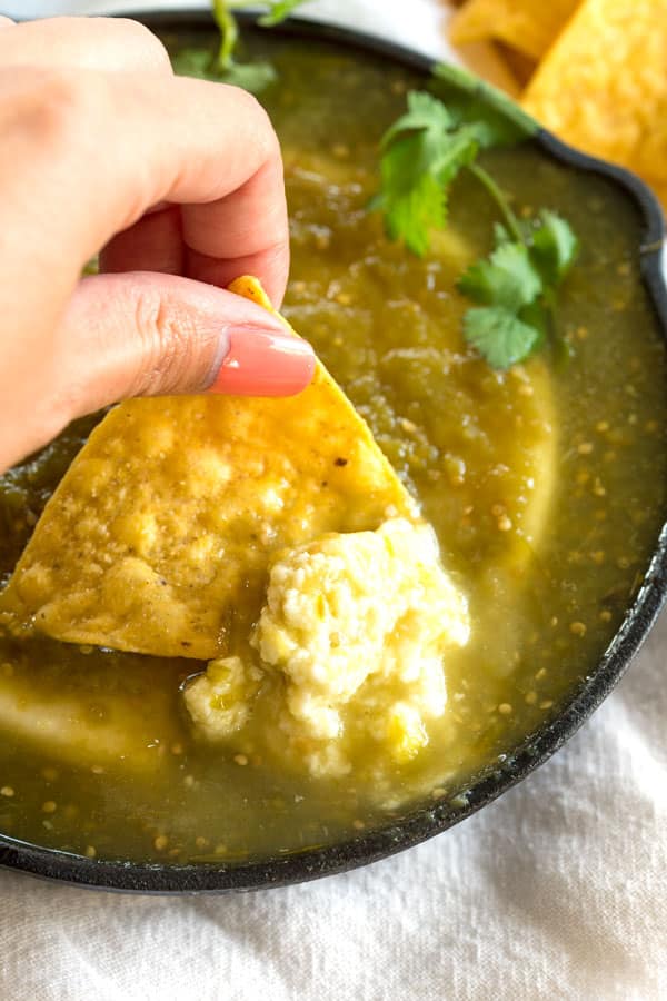 Mergulho De Queijo Fresco Cozido No Molho Verde Verde. Sirva este aperitivo em uma frigideira de ferro fundido com batatas fritas!