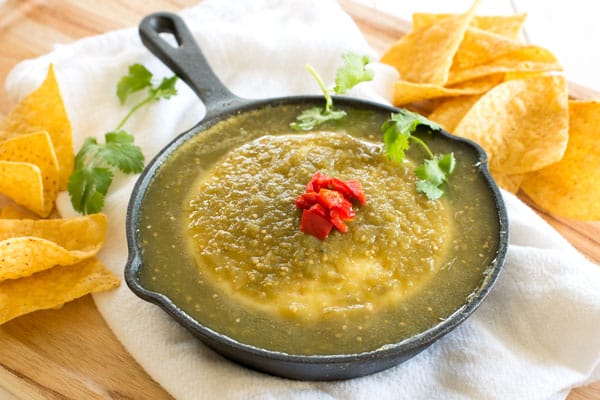 Mergulho De Queijo Fresco Cozido No Molho Verde Verde. Sirva este aperitivo em uma frigideira de ferro fundido com batatas fritas!