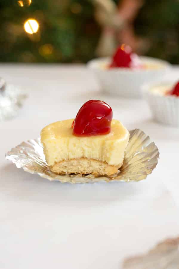 Mini cheesecakes de cereja com uma crosta de bolacha de baunilha! Fácil, mordidas de sobremesa com recheio de bolo e bolachas Nilla!