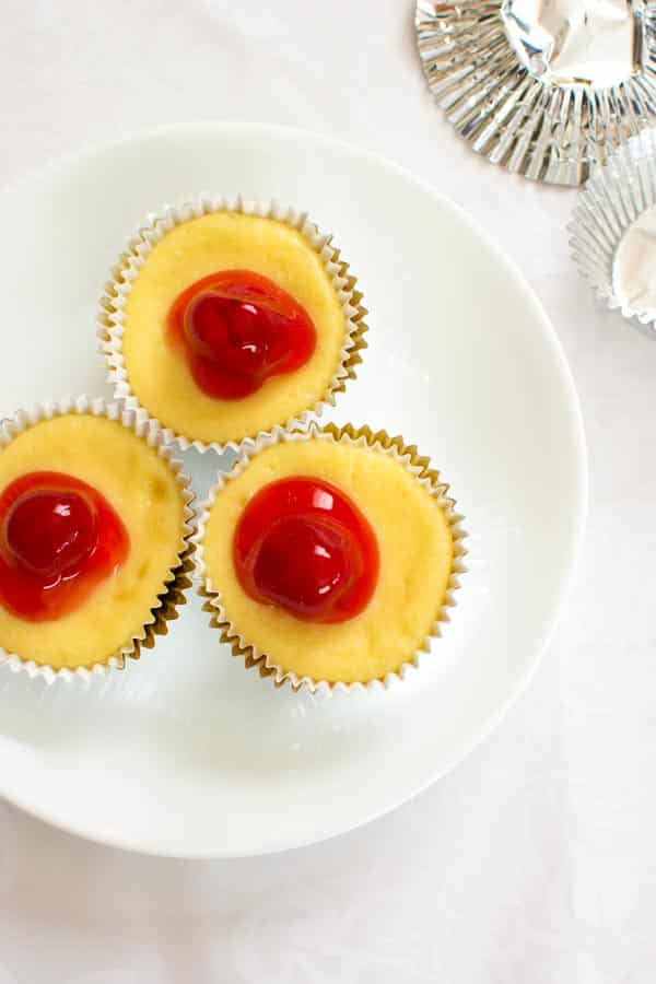 Mini cheesecakes de cereja com uma crosta de bolacha de baunilha! Fácil, mordidas de sobremesa com recheio de bolo e bolachas Nilla!