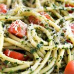Pasta de espinafre, bacon e tomate