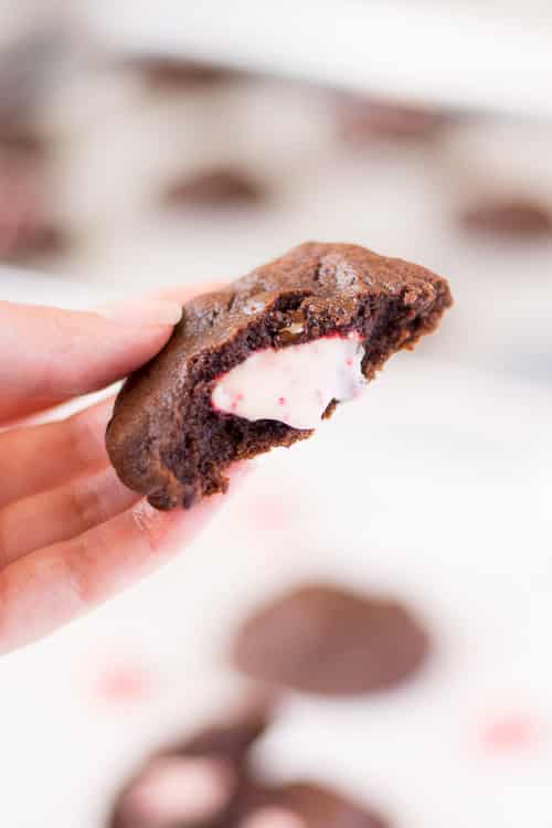 Biscoitos recheados com beijos de cana-de-chocolate - Biscoitos de pudim de chocolate macio cheios de menta, embrulhados em beijos e 5 tipos de chocolate para satisfazer seus desejos!
