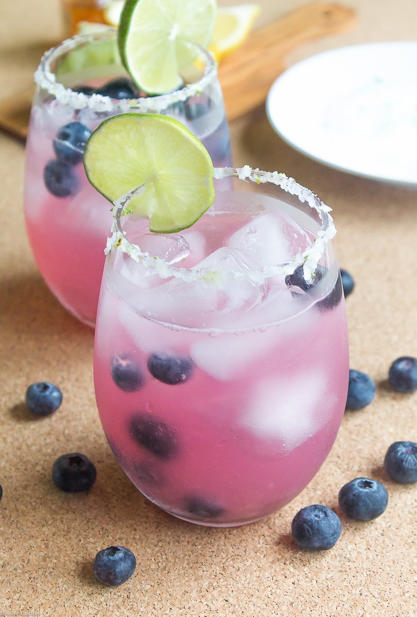 Relaxe no final do dia bebendo Margaritas de Mirtilo nas rochas feitas com mirtilos doces, suco de limão e sua tequila de qualidade favorita.