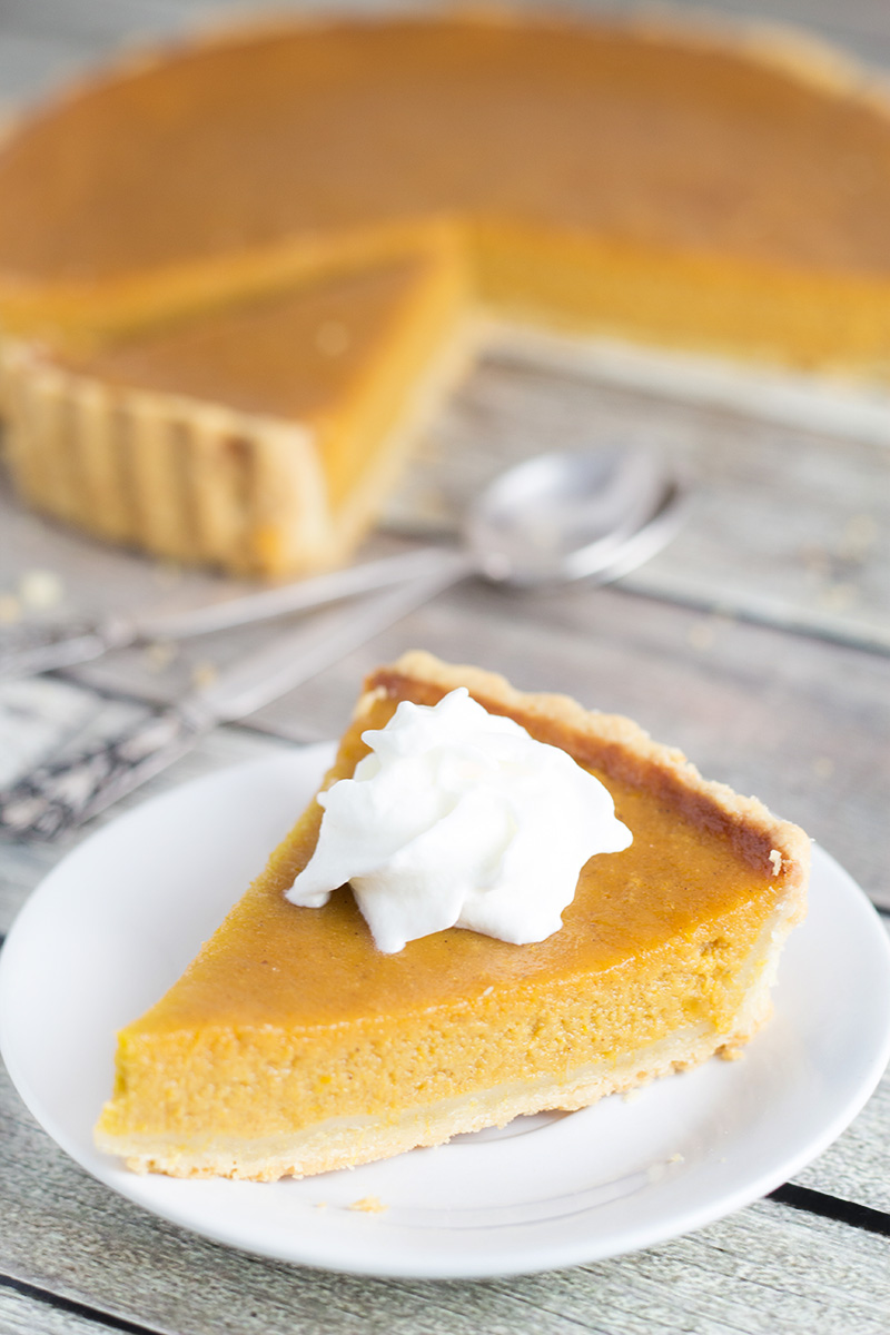 Esta receita de torta de batata doce do Mississippi é um clássico do sul. É doce, cremoso e muito fácil de fazer! | cocinartheglobe.com