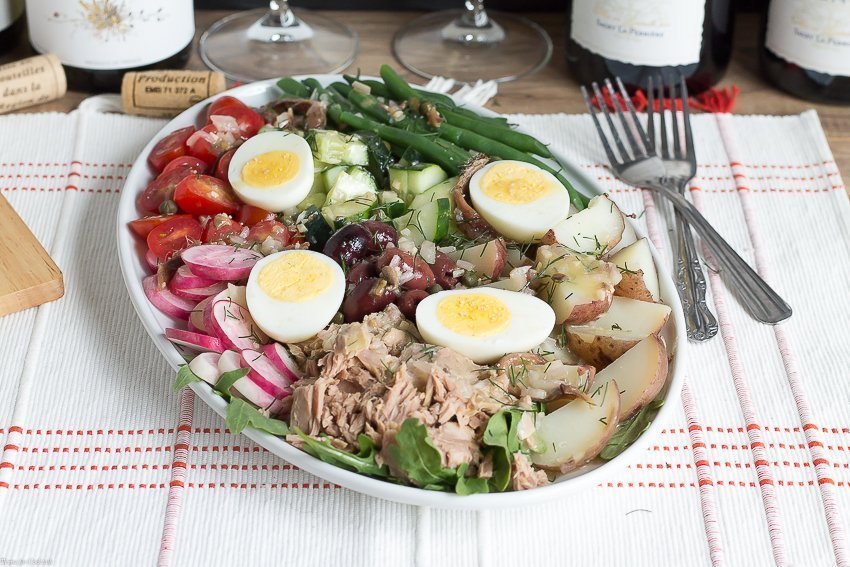Desfrute de um delicioso almoço nos relaxantes dias de verão ao criar esta receita clássica de salmão Niçoise combinada com o seu vinho francês favorito.