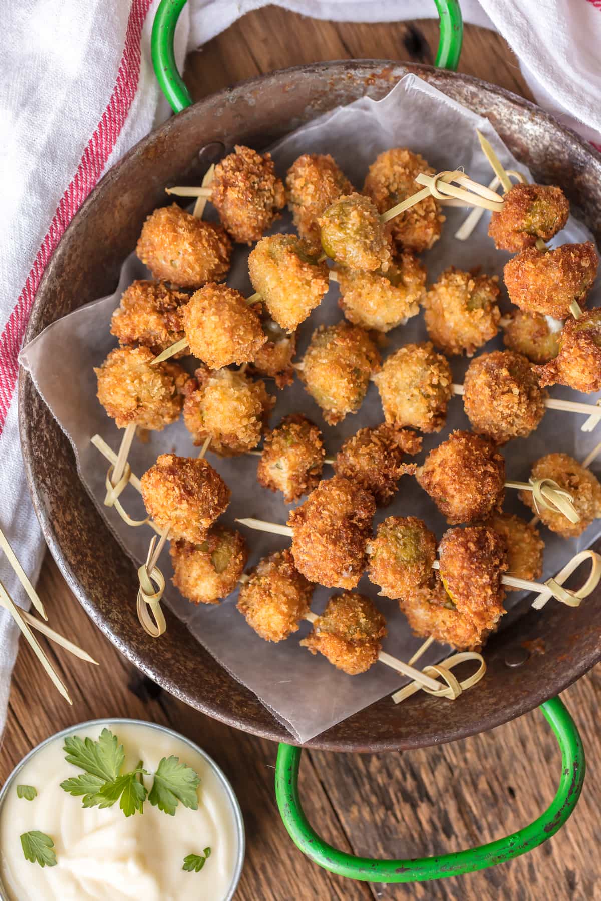 Estas azeitonas recheadas com queijo azul frito são simplesmente deliciosas. E quando servido com um simples molho de alho aioli, eles são absolutamente viciantes! Estas azeitonas fritas e recheadas são o aperitivo perfeito para as férias, exatamente o que você precisa para o Natal ou Ano Novo! Azeitonas Recheadas com Queijo Azul Frito