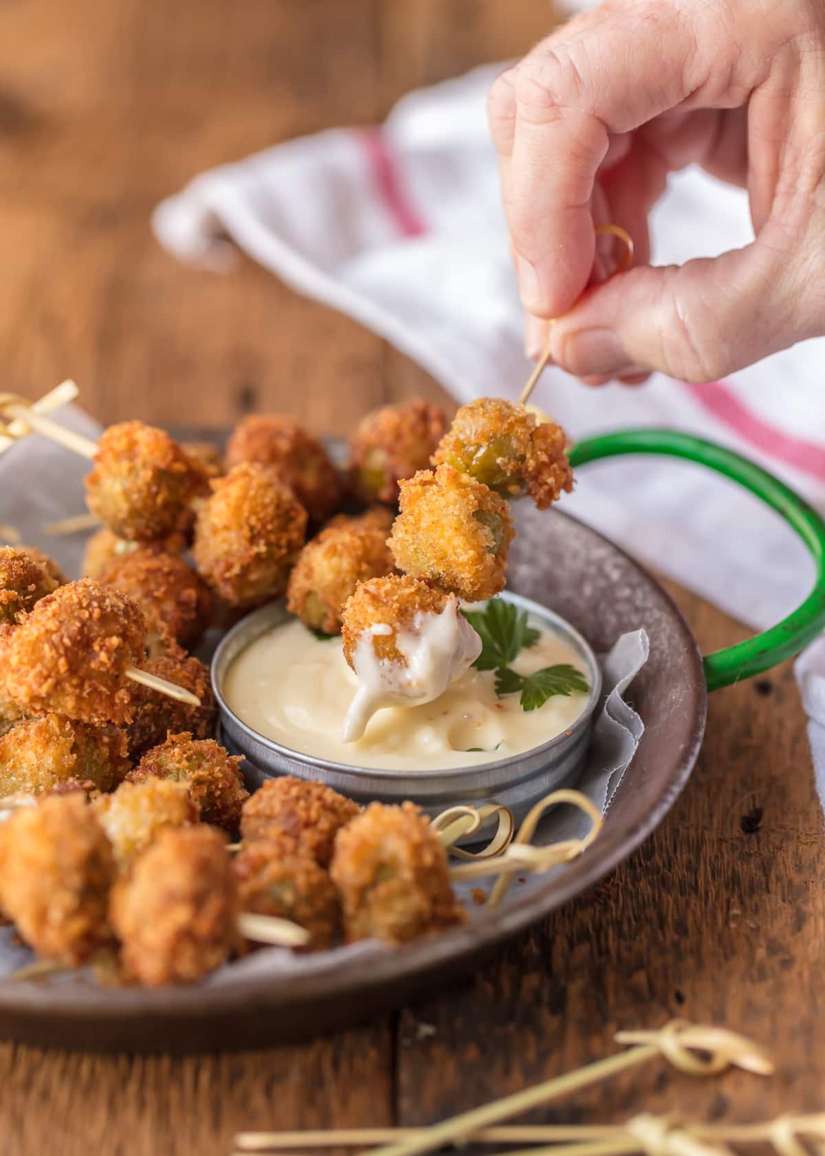 Estas azeitonas recheadas com queijo azul frito são simplesmente deliciosas. E quando servido com um simples molho de alho aioli, eles são absolutamente viciantes! Estas azeitonas fritas e recheadas são o aperitivo perfeito para as férias, exatamente o que você precisa para o Natal ou Ano Novo! Aperitivo de véspera de Ano Novo: azeitonas recheadas